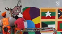 Petugas PPSU Srengseng Sawah menggambar mural bertema Asian Games 2018 di kolong flyover Universitas Indonesia, Depok, Jawa Barat, Jumat (27/7). Perhelatan Asian Games 2018 akan berlangsung di Jakarta dan Palembang. (Liputan6.com/Immanuel Antonius)