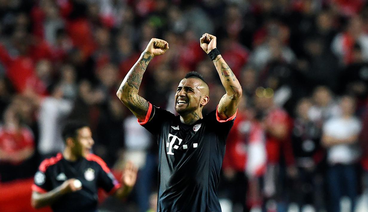 Pemain Bayern Munchen, Arturo Vidal, mencetak gol pertama saat bermain imbang melawan Benfica pada leg kedua perempat final Liga Champions di Estadio da Luz, Lisbon, Kamis (14/4/2016) dini hari WIB. (AFP/Francisco Leong) 