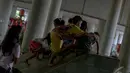 Meski belum selesai dibangun, para bocah ini tidak sabar untuk bisa bermain di taman tersebut, Jakarta, Senin (22/9/2014) (Liputan6.com/Faizal Fanani)