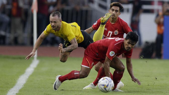 Pemain Ceres-Negros, Stephan Scharock, terjatuh saat berebut bola dengan penyerang Persija Jakarta, Heri Susanto, pada laga Piala AFC di SUGBK, Jakarta, Selasa (23/4). Persija takluk 2-3 dari Ceres-Negros. (Bola.com/M Iqbal Ichsan)