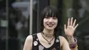 Nana Komatsu melambaikan tangan saat tiba menghadiri koleksi siap pakai Chanel Fall/Winter 2023-2024 Selama Paris Fashion Week, Selasa, 7 Maret 2023. Nana Komatsu dipilih sebagai bintang utama untuk campaign CHANEL Fall Winter 2023.  (Scott Garfitt/Invision/AP)