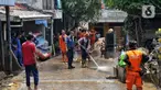 Personel dari Dinas Penanggulangan Kebakaran dan Penyelamatan (Gulkarmat) Provinsi DK Jakarta menyemprotkan air untuk membersihkan endapan sisa lumpur di permukiman warga di kawasan Rawajati, Kalibata, Jakarta Selatan, Jakarta, Rabu (5/3/2025). (Liputan6.com/Angga Yuniar)