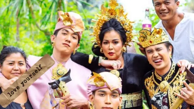 6 Gaya Pasangan Artis Jennifer Ipel dan Ajun Perwira Pakai Baju Adat Bali, Romantis