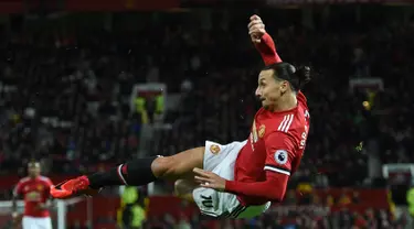 Pemain Manchester United Zlatan Ibrahimovic membuat aksi akrobatik dalam pekan ke-12 Liga Primer Inggris kontra Newcastle United di Old Trafford, Minggu (19/11). Ibra telah absen dari lapangan hijau sejak 216 hari yang lalu karena cedera. (Oli SCARFF/AFP)