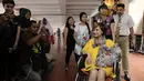 Sejumlah orang memotret Yana Zein saat tiba di bandara Bandara Soekarno Hatta, Tangerang, Minggu (28/5). Yana Zein kembali ke Tanah Air, setelah menjalani pengobatan kanker di Tiongkok. (Liputan6.com/Herman Zakharia)