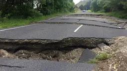 Sebuah jalan retak disebabkan gempa menghentikan akses kendaraan, 70 km sebelah selatan dari Blenheim di Pulau Selatan, Selandia Baru, Senin (14/11). Gempa 7,8 SR yang mengguncang Selandia Baru mengakibatkan jalan tersebut retak. (REUTERS/Anthony Phelps)