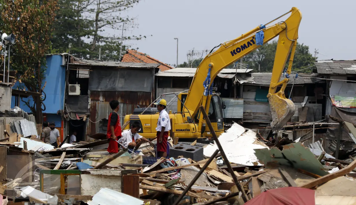 Pemukiman di kawasan Pusat Pengelola Kawasan Kemayoran (PPKK) atau biasa dikenal Gang Laler dibongkar Satpol PP, Jakarta, Selasa (6/10/2015). Sekitar 400 kepala keluarga kehilangan tempat tinggal, pasca penertiban tersebut. (Liputan6.com/Yoppy Renato)
