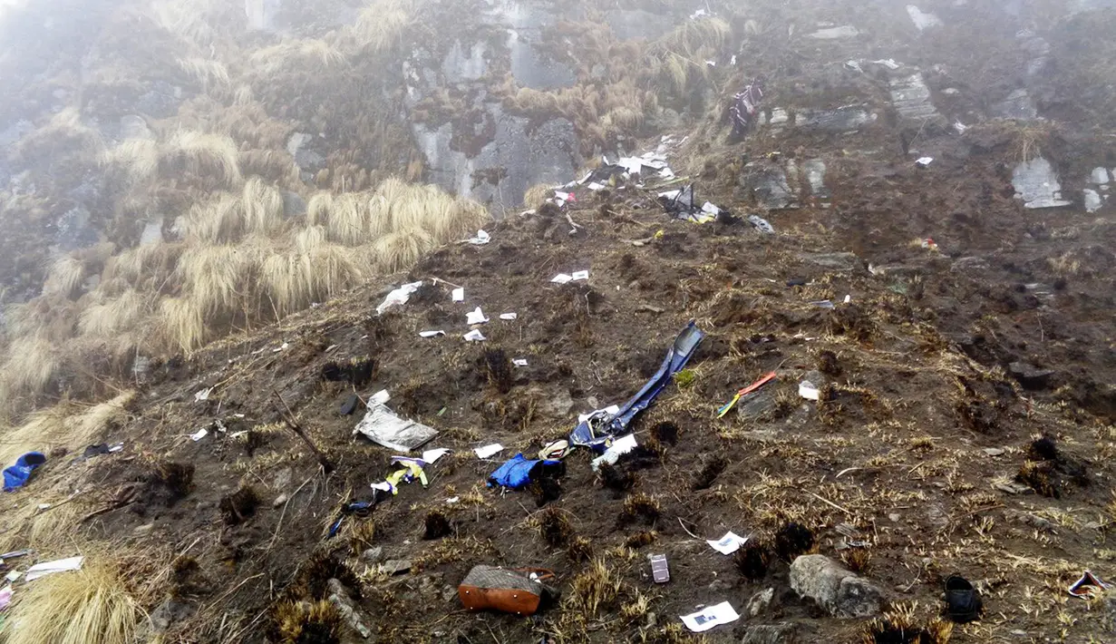 Puing-puing pesawat Twin Otter milik maskapai Tara Air yang sempat hilang kontak di pegunungan Nepal, Rabu (24/2). Pesawat ini jatuh karena cuaca buruk dan menewaskan seluruh penumpang dan kru yang berjumlah 21 orang. (REUTERS/Santosh Gautam)