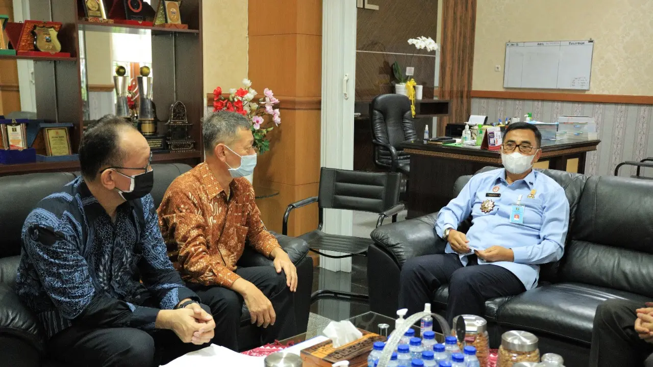 Takeyama Kenichi menemui Kakanwil Kemenkumham Jatim, Zaeroji. (Dian Kurniawan/Liputan6.com)