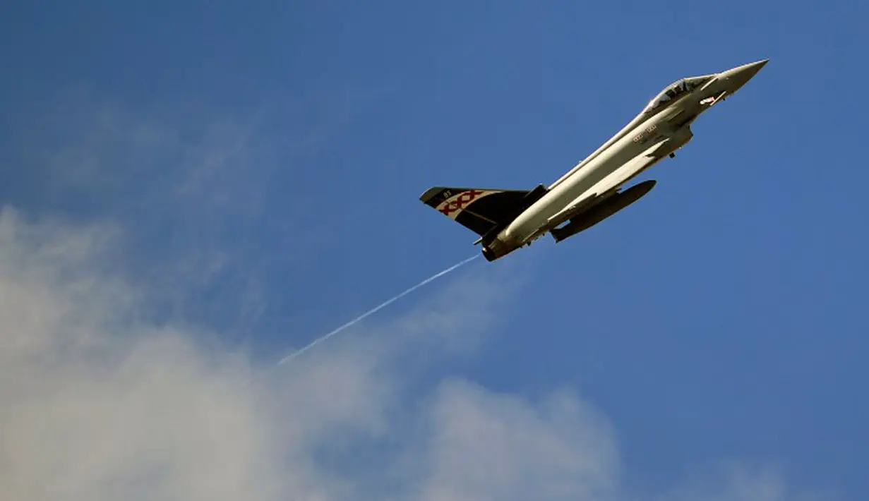 Sebuah Eurofighter Typhoon melakukan demo terbang di pameran udara Farnborough, Hampshire, Inggris, (14/7/2014). (AFP PHOTO/Carl Court)