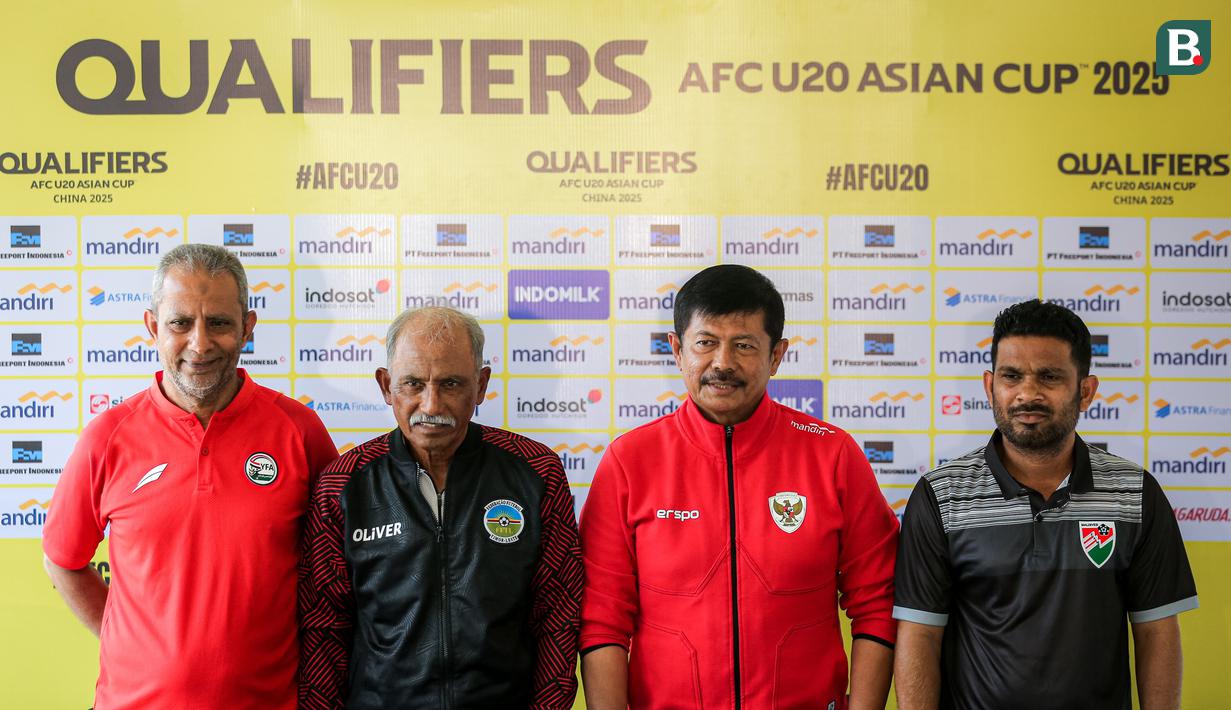 Pelatih Timnas Indonesia U-20, Indra Sjafri (kedua kanan) bersama pelatih Yaman U-20, Muhammad Hasan Ali Al Baadani (kiri), pelatih Timor Leste U-20, Ahmed Shakir (kedua kiri), dan pelatih Maladewa U-20, Ahmed Shakir (kanan) berfoto bersama setelah konferensi pers menjelang Kualifikasi Piala Asia U-20 2025 yang berlangsung di Lapangan A, Stadion Utama Gelora Bung Karno (SUGBK), Senayan, Jakarta, Selasa (24/09/2024). (Bola.com/Bagaskara Lazuardi)
