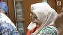 Istri Asrun saat mendengarkan sidang vonis di Pengadilan Tipikor, Jakarta, Rabu (31/10). Asrun bersama anaknya yang juga Wali Kota Kendari nonaktif Adriatma Dwi Putra divonis 5 tahun 6 bulan penjara dan denda Rp 250 juta. (Liputan6.com/Herman Zakharia)