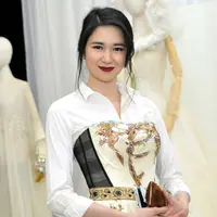 Laura Basuki mengenakan shirt dress dominan putih saat menghadiri pameran busana karya Didi Budiarjo di Museum Tekstil, Kamis (15/1/2015). (Liputan6.com/Panji Diksana)