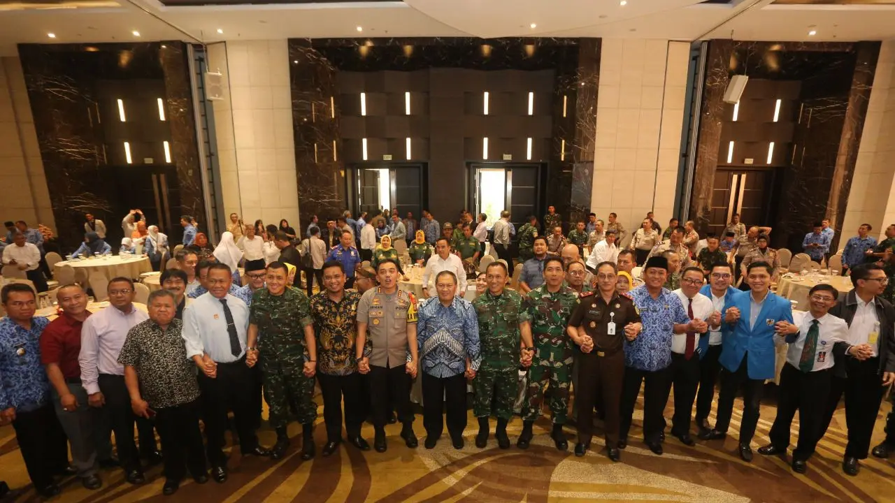 Wali Kota Bandung Oded M. Danial pada dalam pertemuan dengan Forum Koordinasi Pimpinan Daerah (Forkopimda) membahas jaminan keamanan perayaan Natal dan Tahun Baru 2020, Senin kemarin (23/12/2019). (Liputan6.com/Humas Pemkot Bandung/Arie Nugraha)