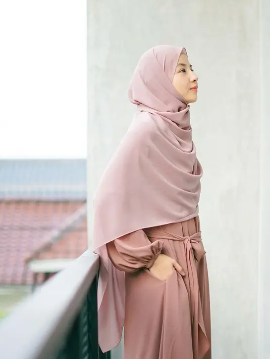 <p>Sekedar informasi, Desta dan Natasha Rizky yang selama ini terihat adem ayem dan jauh dari gosip memutuskan untuk berpisah. Keduanya memutuskan untuk bercerai secara baik-baik. Setelah mencapai kesepakatan, baru memasukkan gugatan ke Pengadilan Agama. Dan akhirnya dikabulkan. [Instagram/natasharizkynew]</p>