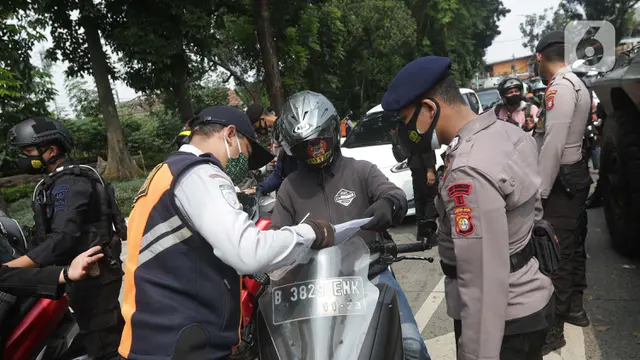FOTO: Penyekatan PPKM Darurat di Jalan Lenteng Agung Raya