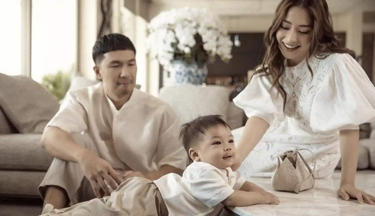 Keluarga kecil Nikita Willy dan Indra pun memiliki pose yang menggemaskan. Orangtua bisa duduk di samping si kecil, sedangkan si kecil dengan gaya bebasnya. Credit: Instagram (@saptodjojokartiko)