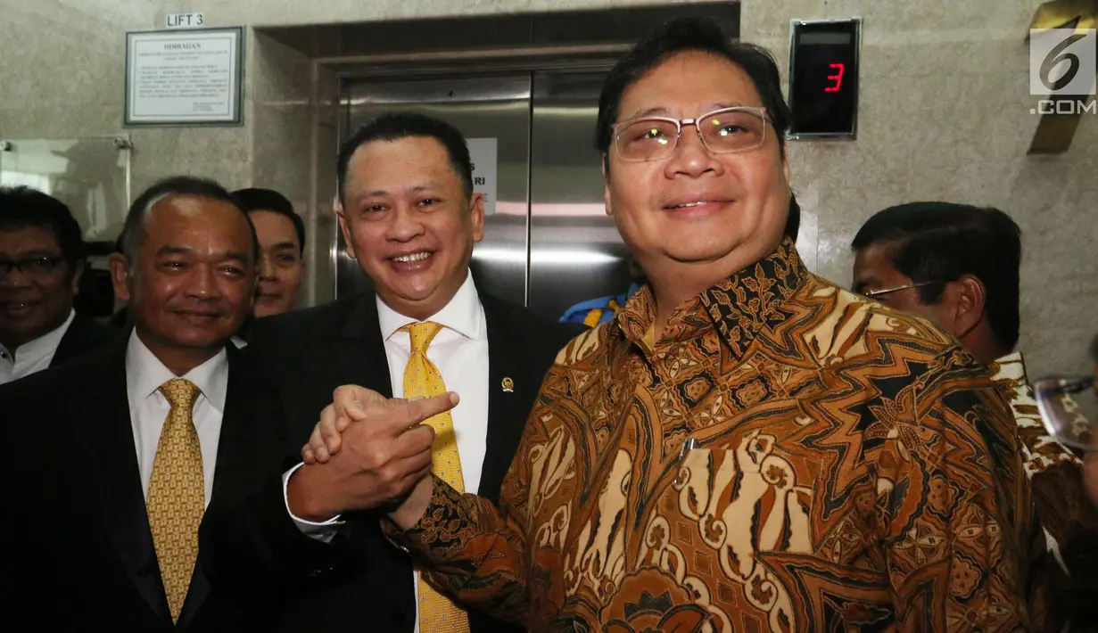 Ketum Partai Golkar Airlangga Hartarto bersalaman dengan Bambang Soesatyo sebelum memberikan keterangan perihal ketua DPR RI, Jakarta, Senin (15/1). Airlangga resmi mengumumkan Bambang Soesatyo sebagai Ketua DPR. (Liputan6.com/Angga Yuniar)