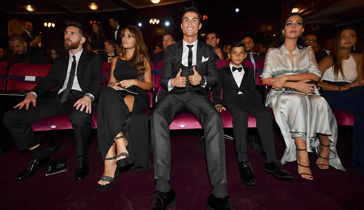 Bintang Real Madrid, Cristiano Ronaldo dan striker Barcelona, Lionel Messi, saat menghadiri acara penghargaan pemain terbaik FIFA 2017 di London, Senin (23/10/2017). Cristiano Ronaldo berhasil meraih pemain terbaik FIFA 2017. (AFP/Ben Stansall)