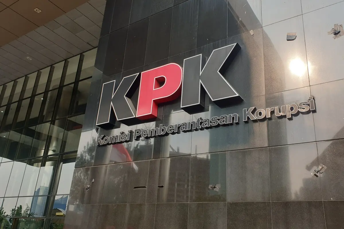 Logo KPK yang sempat tertutup kain hitam kini sudah terbuka usai demo ricuh, Jumat (13/9/2019).