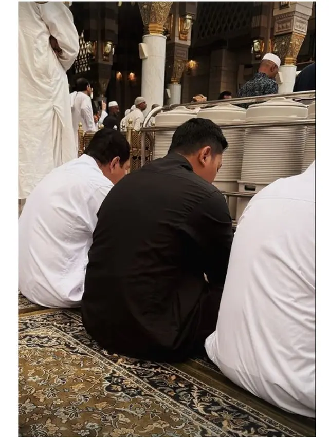 7 Potret Darma Mangkuluhur Umrah Bareng Sang Ayah Tommy Soeharto, Tampil Gagah