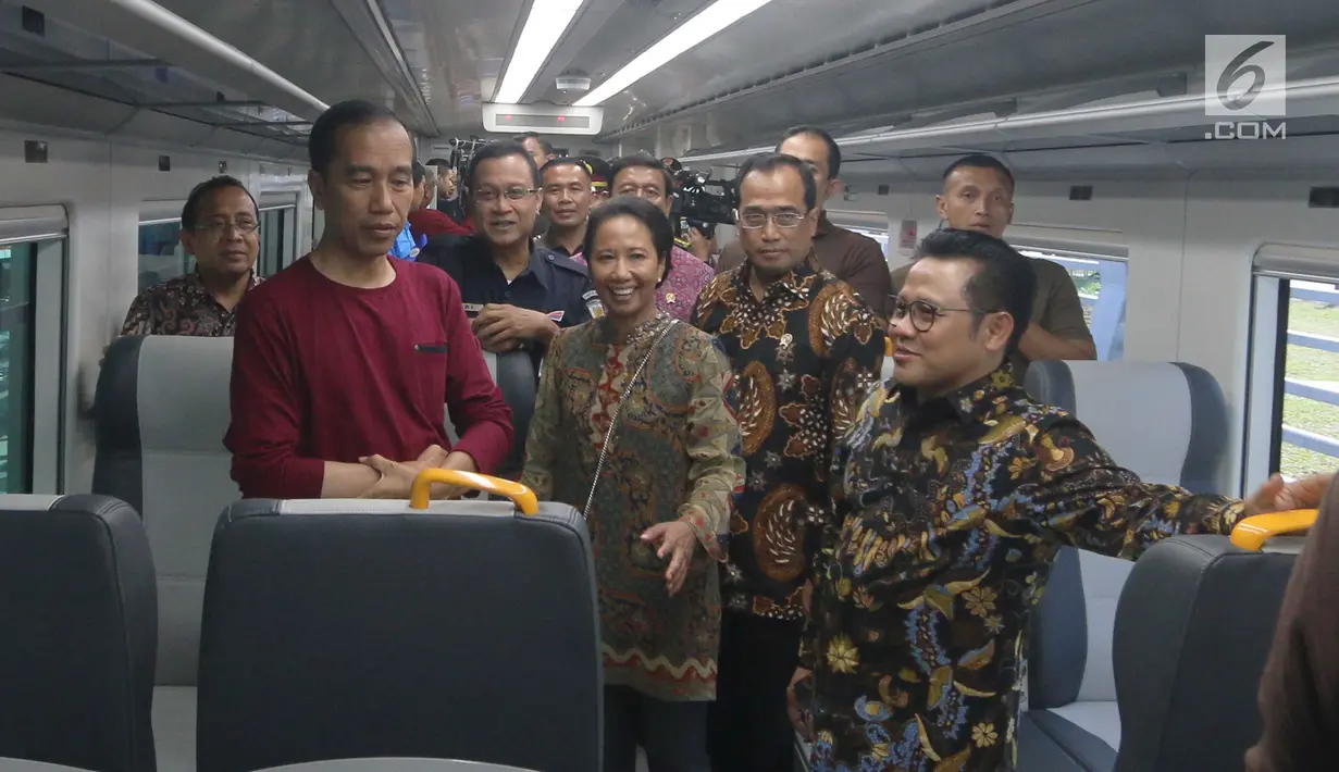 Presiden Jokowi bersama rombongan berada didalam kereta bandara usai meresmikan Stasiun Bandara Soekarno-Hatta, Selasa (2/1). Usai peresmian, Presiden Jokowi menjajal dengan menaiki kereta menuju Stasiun Sudirman Baru. (Liputan6.com/Pool/Kurniawan)
