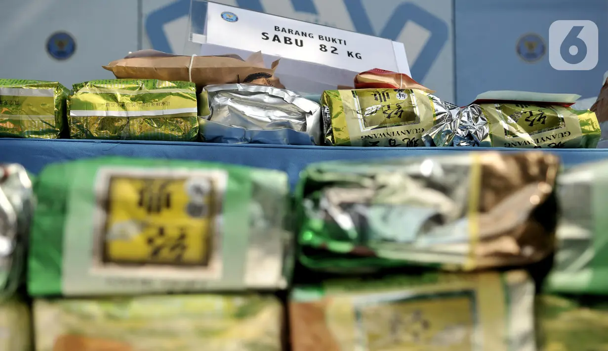 Petugas memperlihatkan barang bukti narkotika berupa sabu dan ekstasi sebelum pemusnahan di Kantor BNN, Jakarta, Senin (9/12/2019). BNN memusnahkan 82,6 kilogram sabu dan 108 ribu butir ekstasi hasil pengungkapan enam kasus selama September hingga November 2019. (Liputan6.com/Iqbal Nugroho)