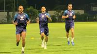 Persib Bandung menjalani sesi latihan, Rabu (20/3/2024) malam di Stadion Persib (Sidolig), Jalan Ahmad Yani, Kota Bandung. (Bola.com/Erwin Snaz)