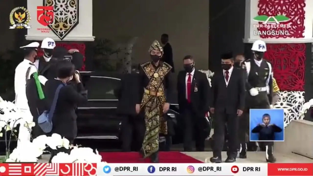 Jokowi menggunakan baju adat NTT saat menghadiri Sidang Tahunan MPR.