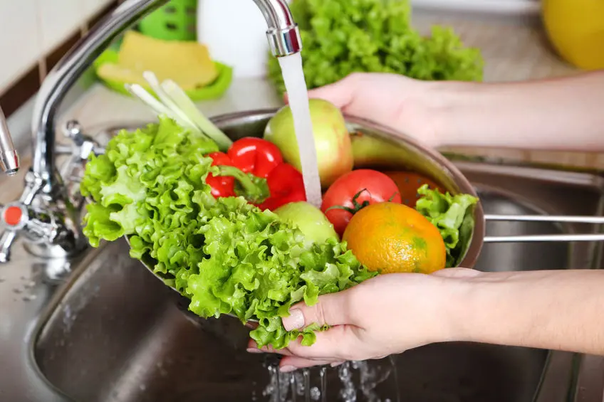 Kiat Mencuci Sayur dan Buah yang Aman