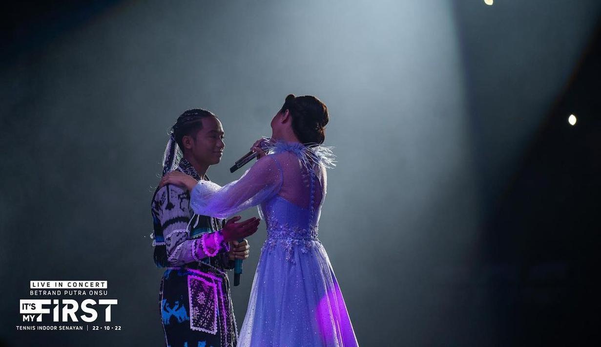 Betrand Peto, duet dengan sang ibunda, Sarwendah di konser pertamanya. (Foto: Instagram/@ruben_onsu)