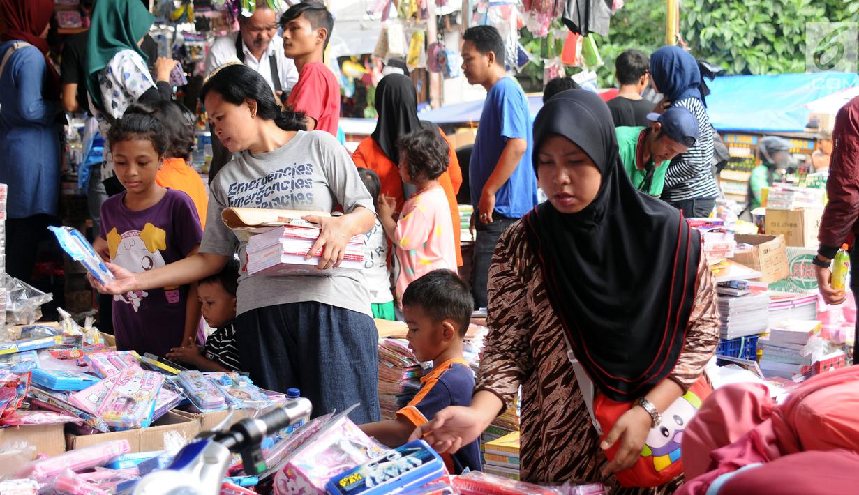 Warga memilih peralatan sekolah yang dijajakan pedagang di sekitar Pasar Asemka, Jakarta, Rabu (5/7). Jelang bergantinya tahun ajaran baru, sejumlah warga berburu peralatan sekolah di kawasan Pasar Asemka Jakarta. (Liputan6.com/Helmi Fithriansyah)