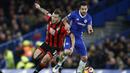 Gelandang Chelsea, Cesc Fabregas, menahan laju gelandang Bournemouth, Jack Wilshere. Pada laga ini Chelsea kembali turun dengan formasi andalannya 3-4-3, sementara Bournemouth menggunakan skema 3-5-1-1. (Reuters/Peter Nicholls)