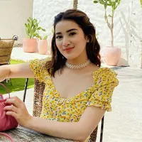 Rosiana Dewi memang cukup sering mengunggah gaya OOTD ketika berlibur. Kali ini ketika mengunjungi Bali, pesinetron tersebut tampil simpel dengan busana cerah. Ditambah aksesoris kalung, membuat Rosiana Dewi kian stylish.(Liputan6.com/IG/@rsn.dw)