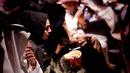 Seorang pengunjung perempuan memakan popcorn saat bersiap menyaksikan film Black Panther selama acara gala undangan di King Abdullah Financial District Theatre, Riyadh, Arab Saudi (18/4). (AP/Amr Nabil)