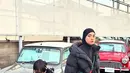 Ayudia Bing Slamet juga liburan ke Jepang bersama putra dan suaminya. Ayudia tampil serba hitam memadukan kerudung hitam dengan inner jaket dan outer padding jaketnya. Ia juga mengenakan celana panjang hitam dan sepatu coklat. [@ayudiac]