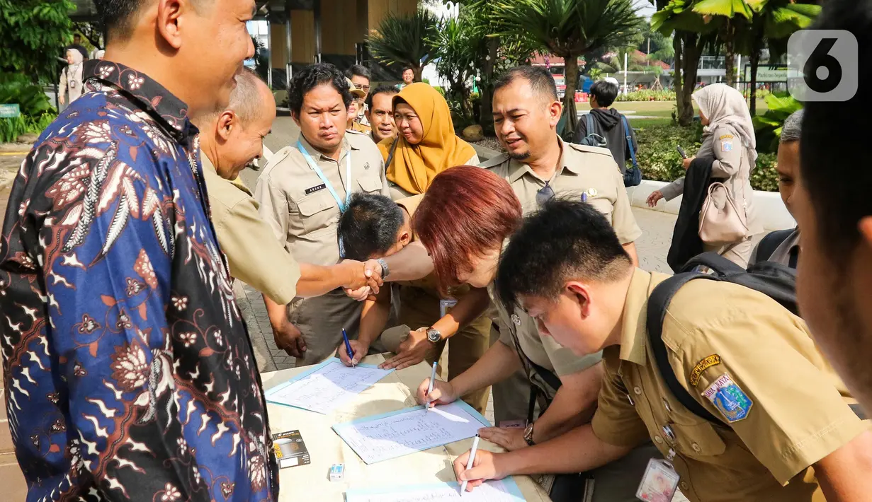 Melalui Surat Edaran Menteri PAN-RB Nomor 3 Tahun 2025, ASN diberi kelonggaran untuk menjalankan WFA pada 8 April 2025 untuk mendukung kelancaran arus balik dan mengurangi kemacetan di Jakarta pasca libur Lebaran 2025. (Liputan6.com/Herman Zakharia)