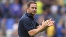 Frank Lampard dikontrak sebagai pelatih kepala Everton hingga tahun 2024. The Toffees menunjuk mantan gelandang Timnas Inggris tersebut sebagai pelatih setelah memecat Rafael Benitez yang dianggap gagal mengangkat perfroma klub pada musim lalu.  Kehadirannya untuk sementara membawa Everton berada di papan tengah klasemen Liga Inggris dengan raihan 10 poin. (AFP/Oli Scarff)