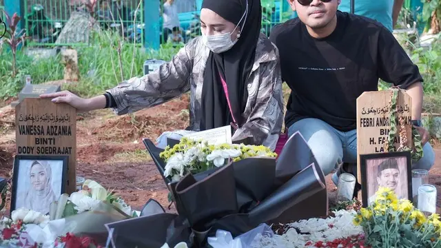5 Seleb Ziarah ke Makam Vanessa Angel dan Bibi Ardiansyah, Kirimkan Doa