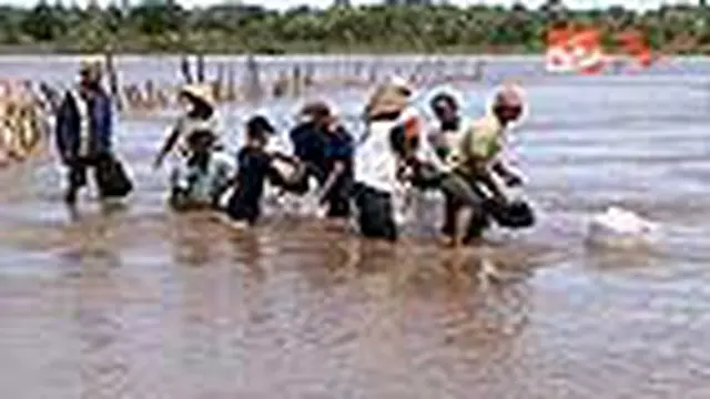 Warga Belokkan Aliran Lahar Dingin