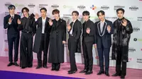 Boy band Korea Selatan, Ateez, menghadiri acara karpet merah di Mama Awards 2023 di Tokyo Dome di Tokyo pada 29 November 2023. (Philip FONG/AFP)