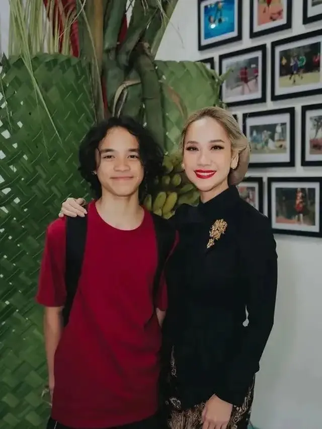 Sanggul Klasik Bunga Citra Lestari Menarik dengan Warna Rambut Blonde. [@itsmebcl]