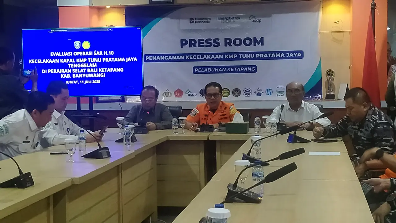 Deputi Bidang Operasi Pencarian dan Pertolongan dan Kesiapsigaan Basarnas, Ribut Eko Suyanto (Tengah) saat menggelar konfrensi pers di Pelabuhan Ketapang (Istimewa)