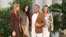 (kiri-kanan) Jennifer Flavin, Sistine Stallone, Sylvester Stallone, dan Sophia Stallone menghadiri Ralph Lauren SS23 Runway Show di The Huntington Library, Art Collections and Botanical Gardens, San Marino, California. Amerika Serikat, 13 Oktober 2022. Sophia memukau dengan gaya yang mirip dengan kakak perempuannya, tetapi dia memilih blazer kotak-kotak emas berkilau dan slip putih. (Amy Sussman/Getty Images/AFP)