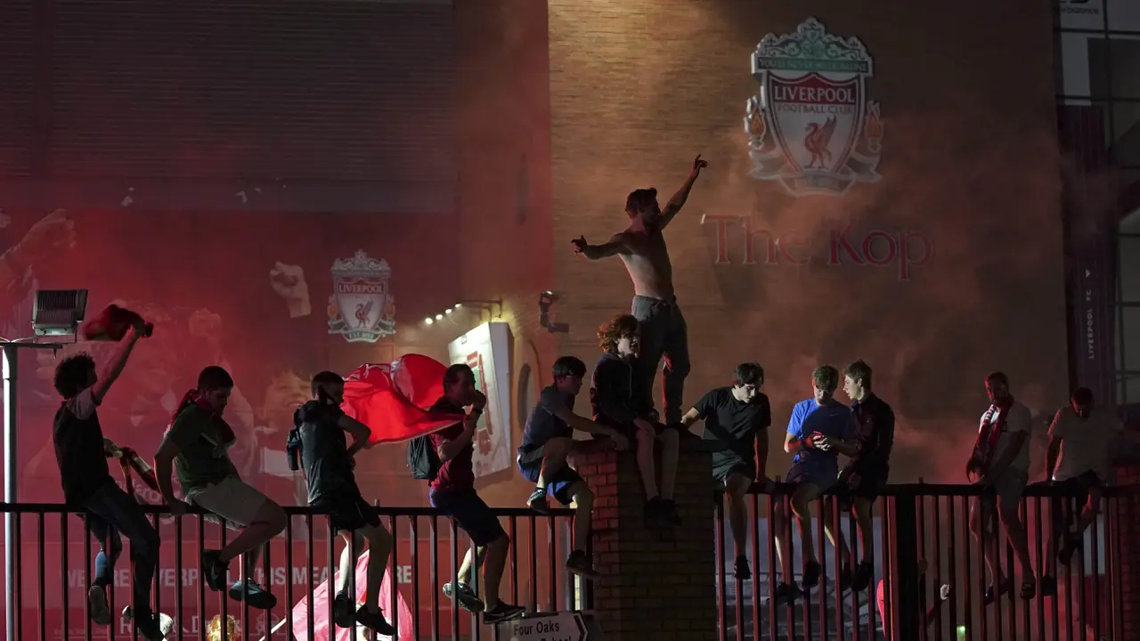 Fans Liverpool Berpesta