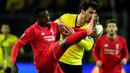 Duel antara pemain Dortmund, Mats Hummels, dan pemain Liverpool, Divock Origi, pada laga leg pertama perempat final Liga Europa di Stadion Signal Iduna Park, Dortmund, Jumat (8/4/2016) dini hari WIB. (AFP/John Macdougall)
