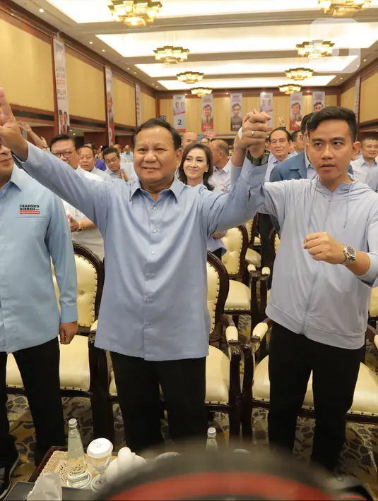 Prabowo dan Gibran tampak menyalami satu per satu tamu undangan. (merdeka.com/Arie Basuki)