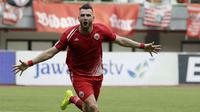 Striker Persija Jakarta, Marko Simic, merayakan gol yang dicetaknya ke gawang 757 Kepri Jaya pada laga Piala Indonesia di Stadion Patriot Bekasi, Jawa Barat, Rabu (23/1). Persija menang 8-2 atas Kepri. (Bola.com/Yoppy Renato)