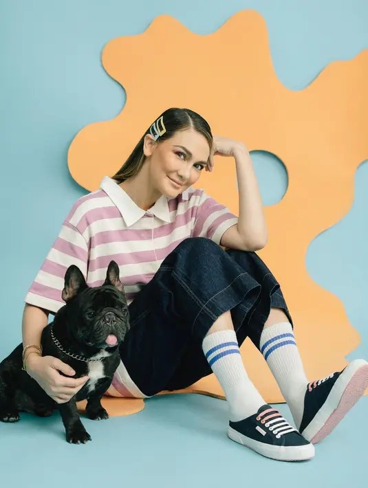 Tampil untuk sebuah iklan, Luna Maya tampil menggemaskan dengan kulot jeans yang dipadukan dengan striped oversize polo. Jepit rambut di kepalanya memberikan tampilan yang manis pada Luna Maya (instagram/lunamaya)