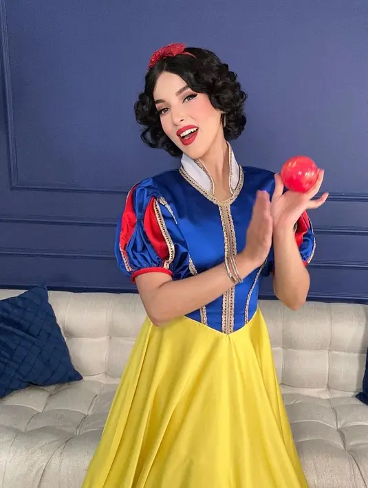 <p>Tasya Farasya tidak pernah berhenti untuk menghadirkan kreasinya meniru berbagai karakter. Kali ini, ia mengunggah beberapa potret dirinya cosplay jadi Snow White, mari kita lihat di sini. Foto: Instagram.</p>